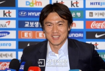 [경향포토]귀국 기자회견하는 홍명보 감독