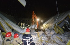 [경향포토]마우나 오션리조트, 폭설로 지붕 털썩