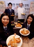 [경향포토]사보텐 입학,졸업생에게 무료 돈카츠데이