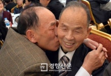 떡뽀끼닭아는형네 | [경향포토]형님 뽀뽀 해 드릴게요