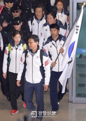 [경향포토]김연아, 이규혁 태극기 앞세우고 귀국