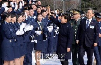 [경향포토]박근혜 대통령 임관장교들과 인사