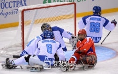 [경향포토]아이스슬레지하키 박상현, 골이 막히다니