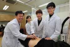 통증 노인들에 ‘약손’… 행복 전하는 물리치료사 가족