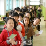 [경향포토]투표장 호기심