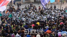 [경향포토]진입 막는 경찰