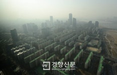 [경향포토]미세먼지 휩싸인 여의도