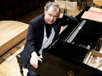 “슈만의 피아노는 치는 것이 아니라 시를 노래하는 악기”