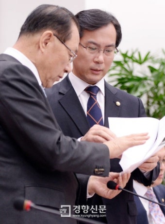 [경향포토]혁신연대 초재선의원 결의문 받는 황우여 대표