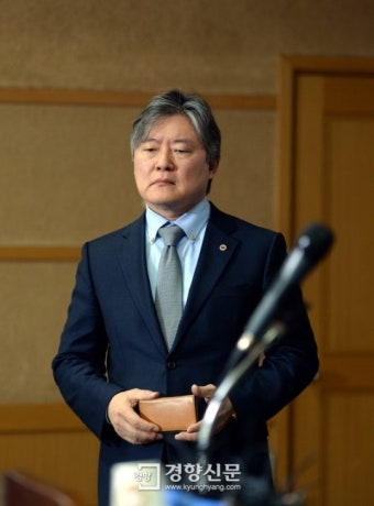 [경향포토]복지부 문자 기다리는 노환규 의협 회장