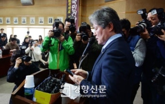 [경향포토]정부 회의 결과 확인하는 노환규 의협 회장