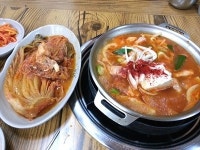 [주혜진 기자의 싼집맛집] 변치 않는 국민음식 김치찜·김치찌개 ‘한옥집’