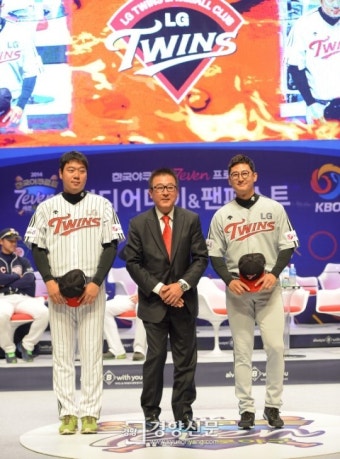 [경향포토]LG 김기태 감독과 대표 선수들 인사