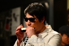 시각장애 연주자 전제덕 “하모니카는 내가 사는 이유”