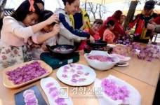 [경향포토]민속박물관 화전 만들기 체험