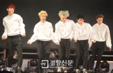 [경향포토]엑소 ‘ 중독 첫 무대’