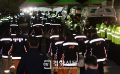 [경향포토]안치실로 추가 사망자 운구하는 구급대원들