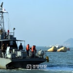 [경향포토]구조작업벌이는해군-해경