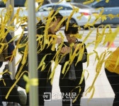 [경향포토]추모 위한 모녀의 나들이