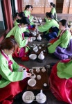 [경향포토]주말마다 경복궁 다례체험 행사 열려