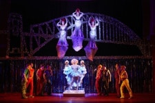 호주 사막을 가로지르던 초대형 버스가 한국 무대에 오른다… 가족애와 중년의 자아발견을 위해