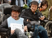 [경향포토]통곡의 헌화