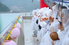 [경향포토]사고해역을 향한 독경