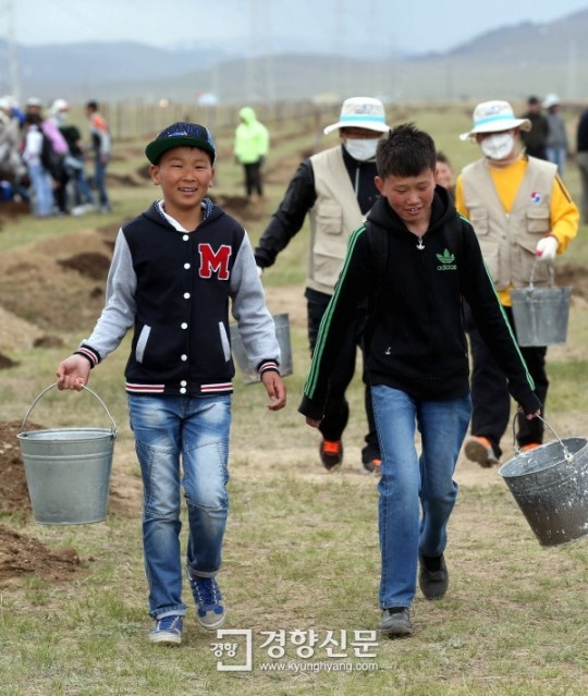 대한항공과 아시아나항공, 몽골 대한항공 숲에서 나무 심는 봉사활동 협력 진행 중