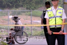 [경향포토]허탈한 장성 요양병원 환자