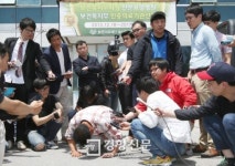 [경향포토]엎드려 사죄하는 장성요양병원 이사장