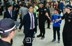 [경향포토]공항 출국하는 홍명보 감독