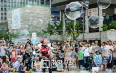 [경향포토]비누방울 공연 즐기는 시민들