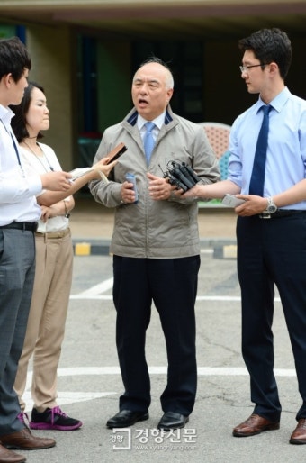 [경향포토]화재대피훈련 지켜 본 문창극 총리 지명자