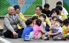 [경향포토]어린이집 화재대피훈련 지켜보는 문창극 총리 지명자