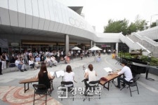 [경향포토]역사 콘서트 열린 코엑스 야외광장