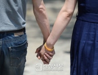[경향포토]손잡고 걸어가는 단원고 희생자 부모