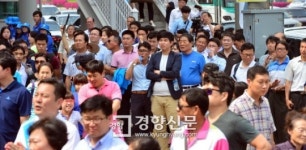 [경향포토]수원지역 합동유세 지켜보는 거리의 시민들