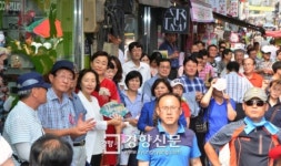 [경향포토]수원역 로데오거리 집중유세 지켜보는 시민들