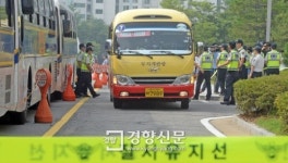 [경향포토]안산지원에 들어서는 단원고 세월호 생존학생들의 버스