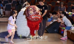 [경향포토]사자탈을 쓰고 강령탈춤 배우는 어린이들