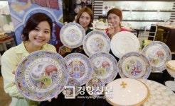 [경향포토]교황청 식기 선보인 한국도자기