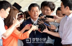 [경향포토]검찰 출두한 신의원