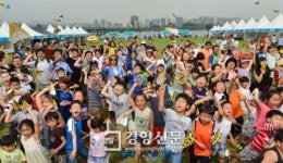 [경향포토]종이비행기 날리기