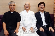 [고마워요, 파파]신부·스님·신학자와 예정에 없는 만남… 교황 “당신이 걷는 길을 지지하고 기도한다”