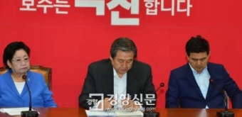 [경향포토]고개숙인 김무성 대표