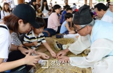 [경향포토]전통 짚공예
