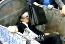 “국회의원은 쓰레기” 쓰레기통에 버려진 국회의원 영상 화제
