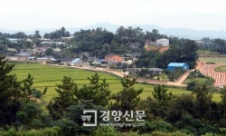 중국쪽 바라보고 선 집들, 수백년 전 떠나온 고향 생각 품었나