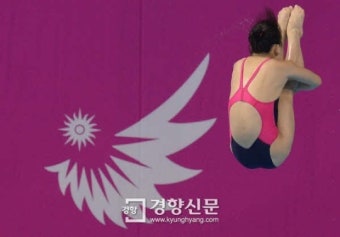 [경향포토]비상하는 북한 다이빙 선수