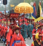 [경향포토]도심 어가행렬